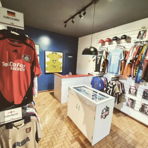 FutClassics foge à regra dos brechós em BH, e vende só camisa de futebol antiga